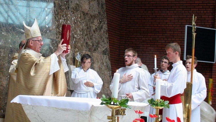 Abp Skworc błogosławi wizerunek Niepokalanej Jutrzenki Wolności w Katowicach