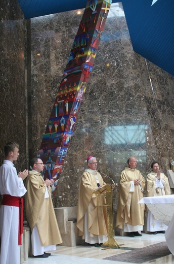 Abp Skworc błogosławi wizerunek Niepokalanej Jutrzenki Wolności w Katowicach