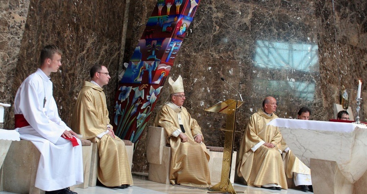 Abp Skworc błogosławi wizerunek Niepokalanej Jutrzenki Wolności w Katowicach