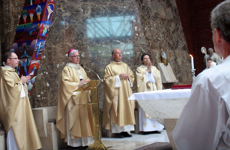 Abp Skworc błogosławi wizerunek Niepokalanej Jutrzenki Wolności w Katowicach