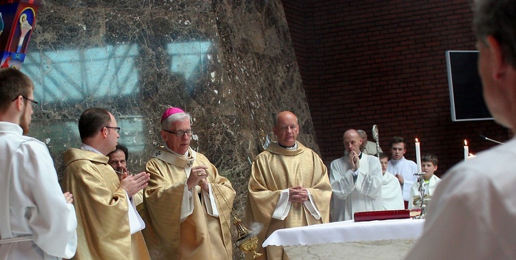 Abp Skworc błogosławi wizerunek Niepokalanej Jutrzenki Wolności w Katowicach