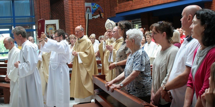 Abp Skworc błogosławi wizerunek Niepokalanej Jutrzenki Wolności w Katowicach