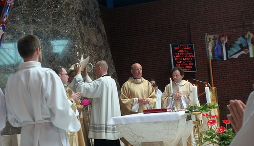 Abp Skworc błogosławi wizerunek Niepokalanej Jutrzenki Wolności w Katowicach
