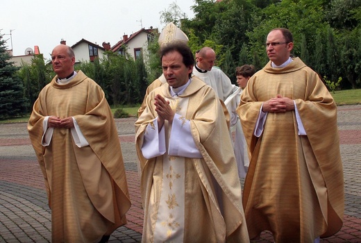 Abp Skworc błogosławi wizerunek Niepokalanej Jutrzenki Wolności w Katowicach