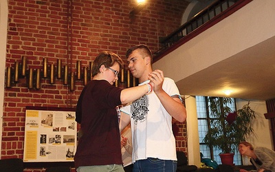 	Martyna i Przemek uczą się tańczyć tango. 