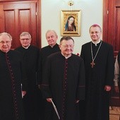 ▲	Na zdjęciu (od lewej): ks. Władysław Urbanik, ks. Mieczysław Dereń, ks. Leon Andrys, ks. Stanisław Jaworecki, ks. Józef Zadworny, bp Tadeusz Lityński i ks. Zygmunt Zając.