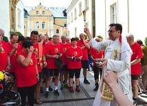 Rowerzyści na Jasnej Górze z o. Sebastianem Mateckim.