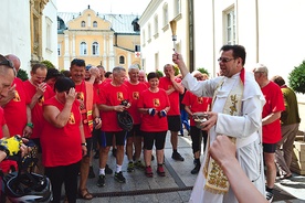 Rowerzyści na Jasnej Górze z o. Sebastianem Mateckim.