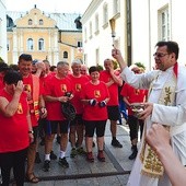 Rowerzyści na Jasnej Górze z o. Sebastianem Mateckim.