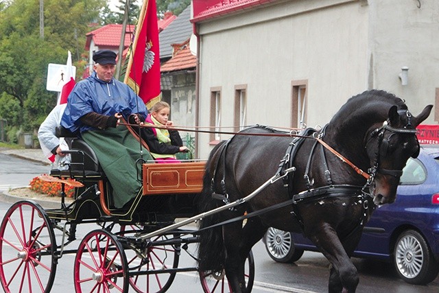 Koniarze wjeżdżają do Łoziny.