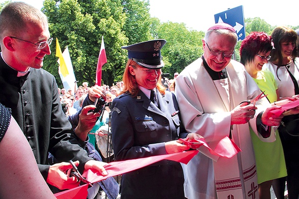 Wstęgę przecięli najbardziej zasłużeni dla powstania Domu Miłosierdzia.