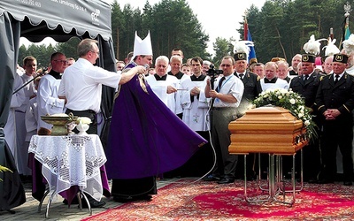 ▲	Ciało ks. Michała Józefczyka spoczęło na sobowskim cmentarzu.