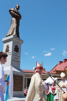 Odsłonięcie pomnika św. Bilczewskiego w Wilamowicach.