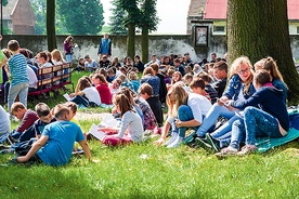 ▲	Na pielgrzymkę do Lubecka przybyło razem ze swoimi nauczycielami kilkuset uczniów ze szkół rejonu lublinieckiego.