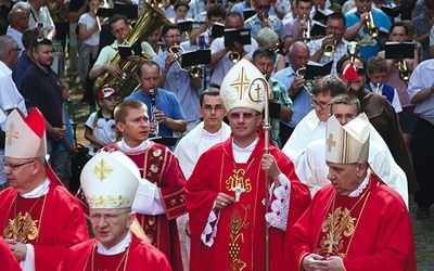 Abp Wojciech Polak (z pastorałem) na pielgrzymce mężczyzn.