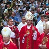 Abp Wojciech Polak (z pastorałem) na pielgrzymce mężczyzn.