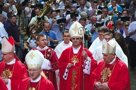 Abp Wojciech Polak (z pastorałem) na pielgrzymce mężczyzn.