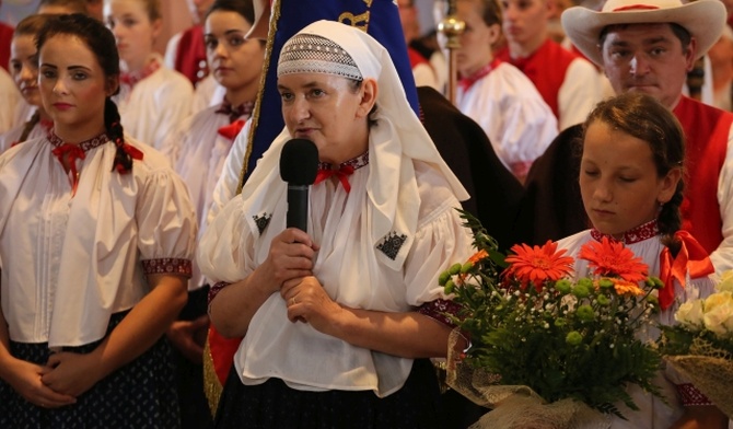 Przed ołtarzem w tradycyjnych strojach stanęli istebniańscy parafianie wszystkich pokoleń