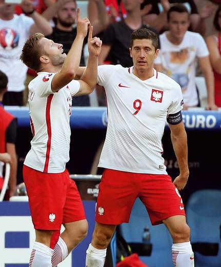 Marsylia. Jakub Błaszczykowski, strzelec bramki, i Robert Lewandowski cieszą się po zdobyciu zwycięskiego gola w meczu Polski z Ukrainą na Mistrzostwach Europy.