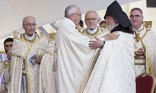 Papież Franciszek i katolikos Karekin II przekazują sobie znak pokoju podczas Eucharystii w Giumri.