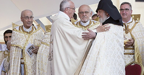 Papież Franciszek i katolikos Karekin II przekazują sobie znak pokoju podczas Eucharystii w Giumri.