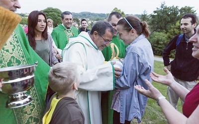 Po Mszy w Wieliczce brat Elia błogosławił dzieci. W tyle z lewej strony ks. Marco Belladelli, przydzielony przez Kościół opiekun duchowny stygmatyka.