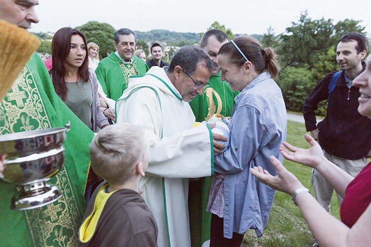 Po Mszy w Wieliczce brat Elia błogosławił dzieci. W tyle z lewej strony ks. Marco Belladelli, przydzielony przez Kościół opiekun duchowny stygmatyka.