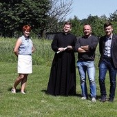 Przy tworzeniu pola namiotowego państwo Wolscy współpracują m.in. ze swoją parafią. Na zdjęciu od lewej: Małgorzata Wolska, ks. Michał Kania, Robert i Jakub Wolscy.