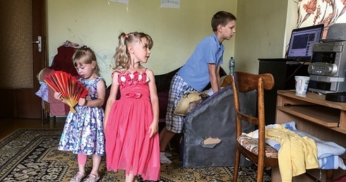 Dzieci dobrze się czują w nowym, chociaż skromnym domu w Czersku.