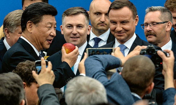 Podczas wizyty w Warszawie prezydent Xi Jinping spróbował polskich jabłek. Chiny obiecują otworzyć swój rynek dla polskich sadowników, a także producentów wieprzowiny i drobiu.