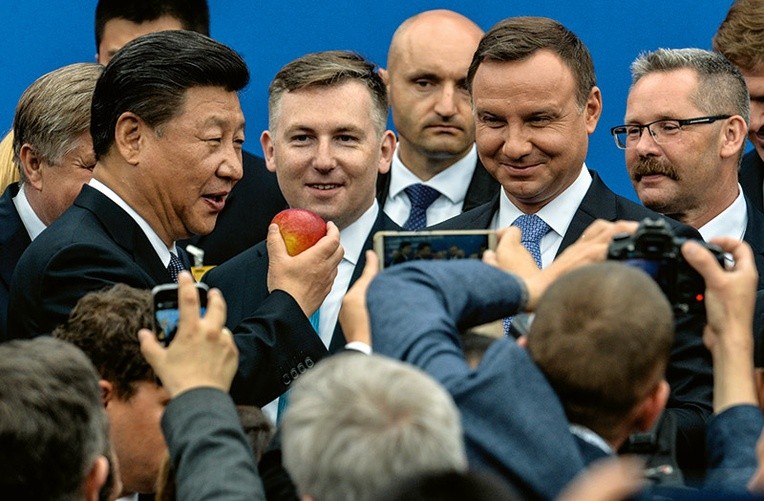 Podczas wizyty w Warszawie prezydent Xi Jinping spróbował polskich jabłek. Chiny obiecują otworzyć swój rynek dla polskich sadowników, a także producentów wieprzowiny i drobiu.