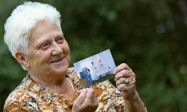 Barbara Dodos pokazuje zdjęcie z domowej Mszy Świętej w Gostiwarze. Odprawiali ją ks. Mato oraz ks. Krzysztof Ośka.