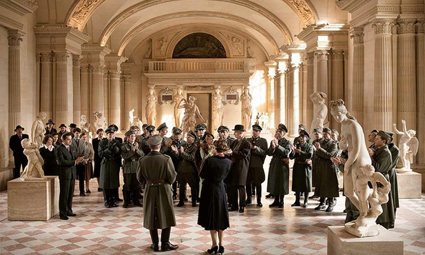 Film Sokurowa uświadamia polskiemu widzowi różnice pomiędzy niemiecką okupacją Francji i Polski.