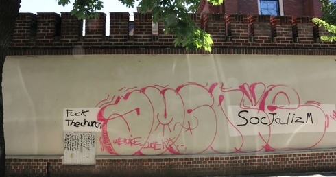 Pomazali felicjankom mur