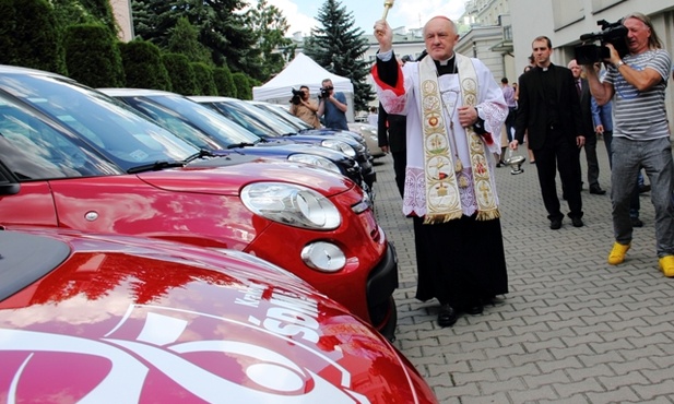 Kard. Nycz poświęcił auta na ŚDM