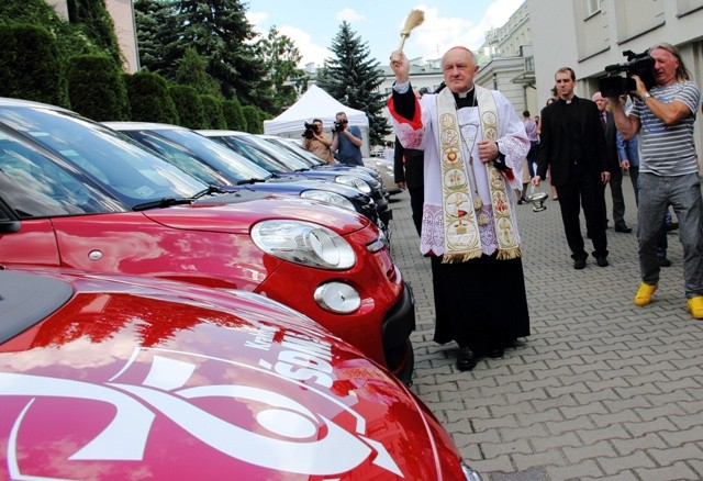 Kard. Nycz poświęcił auta na ŚDM