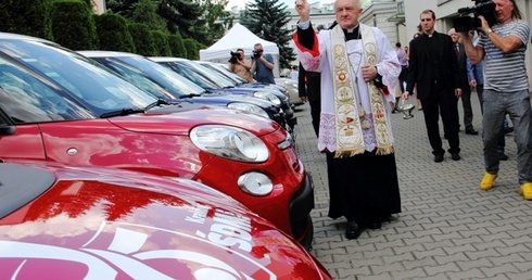 Kard. Nycz poświęcił auta na ŚDM