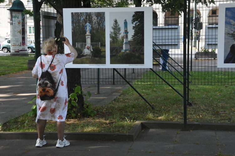 Przydrożne kapliczki i JPII w Mogile