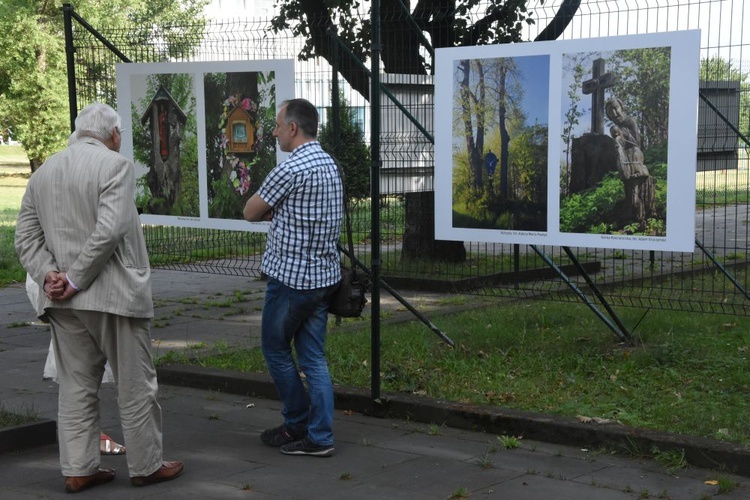 Przydrożne kapliczki i JPII w Mogile