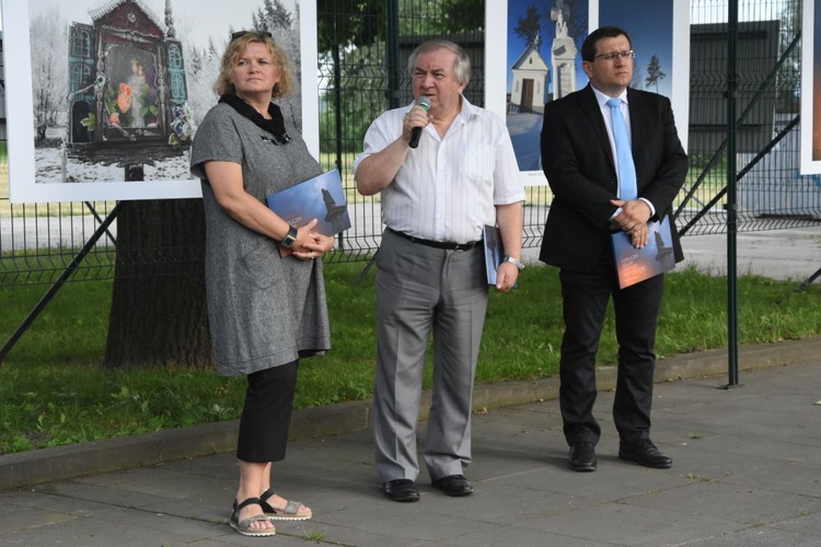 Przydrożne kapliczki i JPII w Mogile