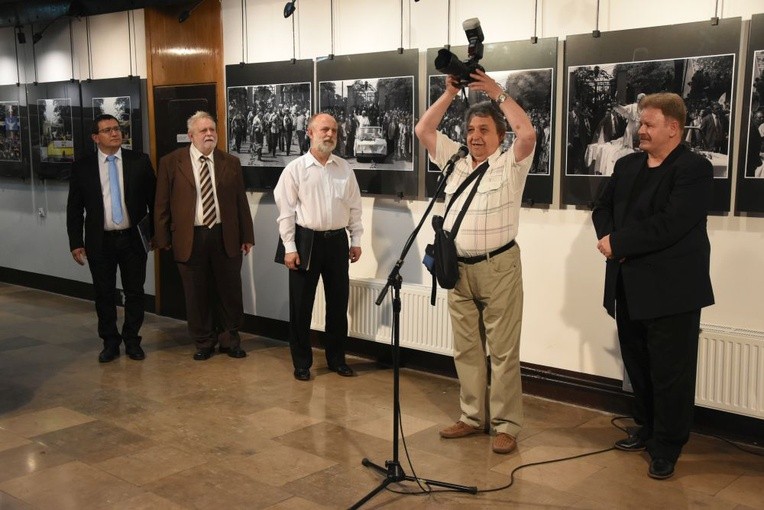 Przydrożne kapliczki i JPII w Mogile