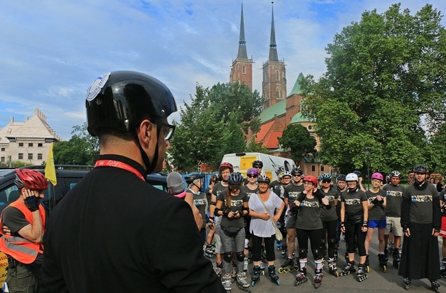 Pierwsze kilometry Rolkowej Pielgrzymki Wrocławskiej