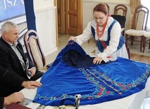 Jadwiga Jurasz prezntuje nową suknię dla hałcnowskiej Matki Bożej