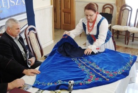 Jadwiga Jurasz prezntuje nową suknię dla hałcnowskiej Matki Bożej