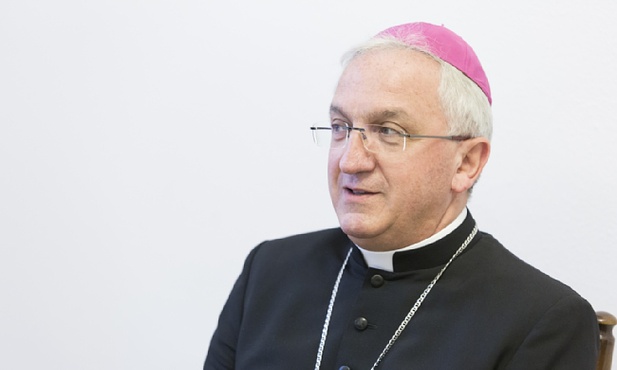 Abp Migliore wyróżniony odznaką "Bene Merito"