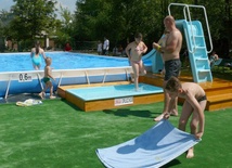 W Łowiczu ustawiono dwa odkryte baseny