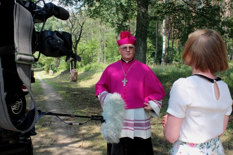 Odsłonięcie głazu bp. Wacława Leszczyńskiego