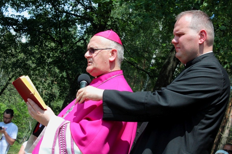 Odsłonięcie głazu bp. Wacława Leszczyńskiego