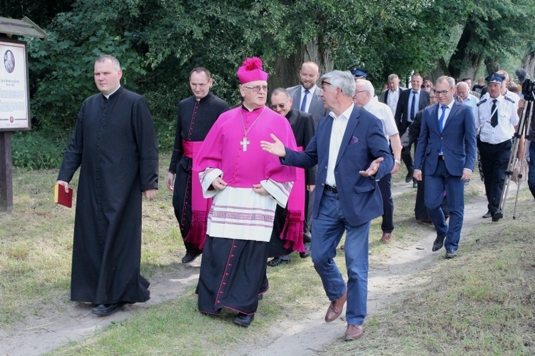 Odsłonięcie głazu bp. Wacława Leszczyńskiego