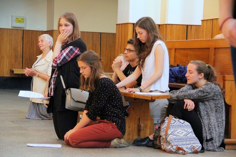 Pierwszopiątkowe czuwanie młodych